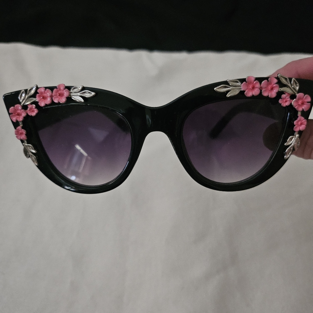 NWOT unique women's sunglasses
